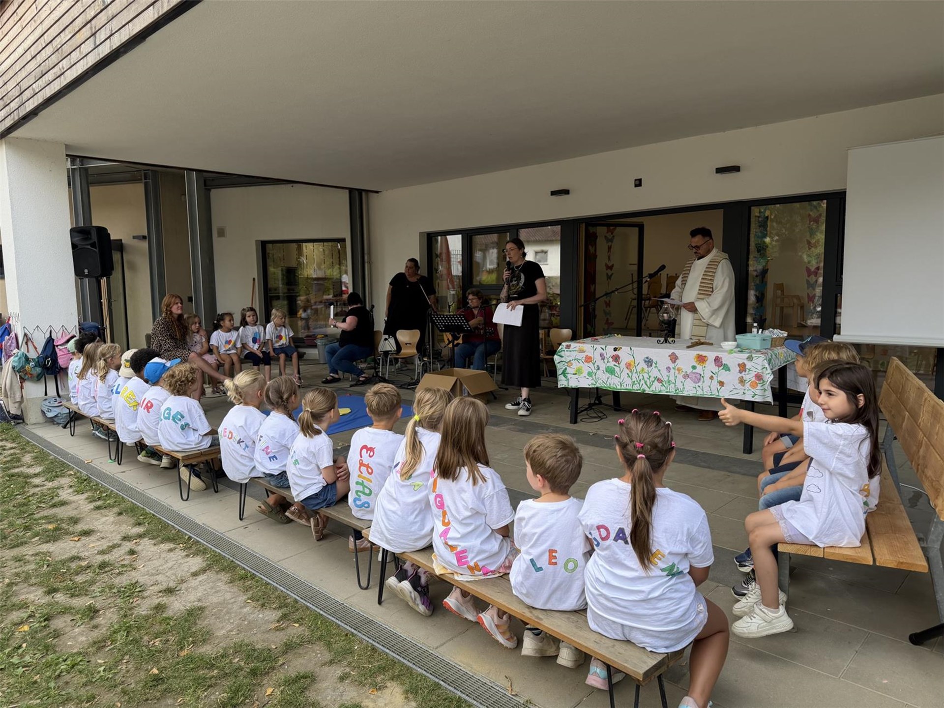 Unter dem Motto „Neue Wege gehen“ gestalteten die Schulanfänger des Caritas-Kinderhauses St. Konrad in Hacklberg ihren Abschlussgottesdienst. 
