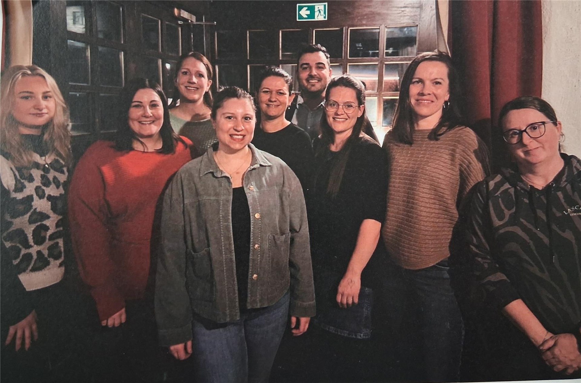 Gruppenfoto von neun Mitgliedern bei der Jahreshauptversammlung des Fördervereins Kindergarten St. Konrad Hacklberg e.V. Die Gruppe steht lächelnd in einem holzvertäfelten Innenraum.